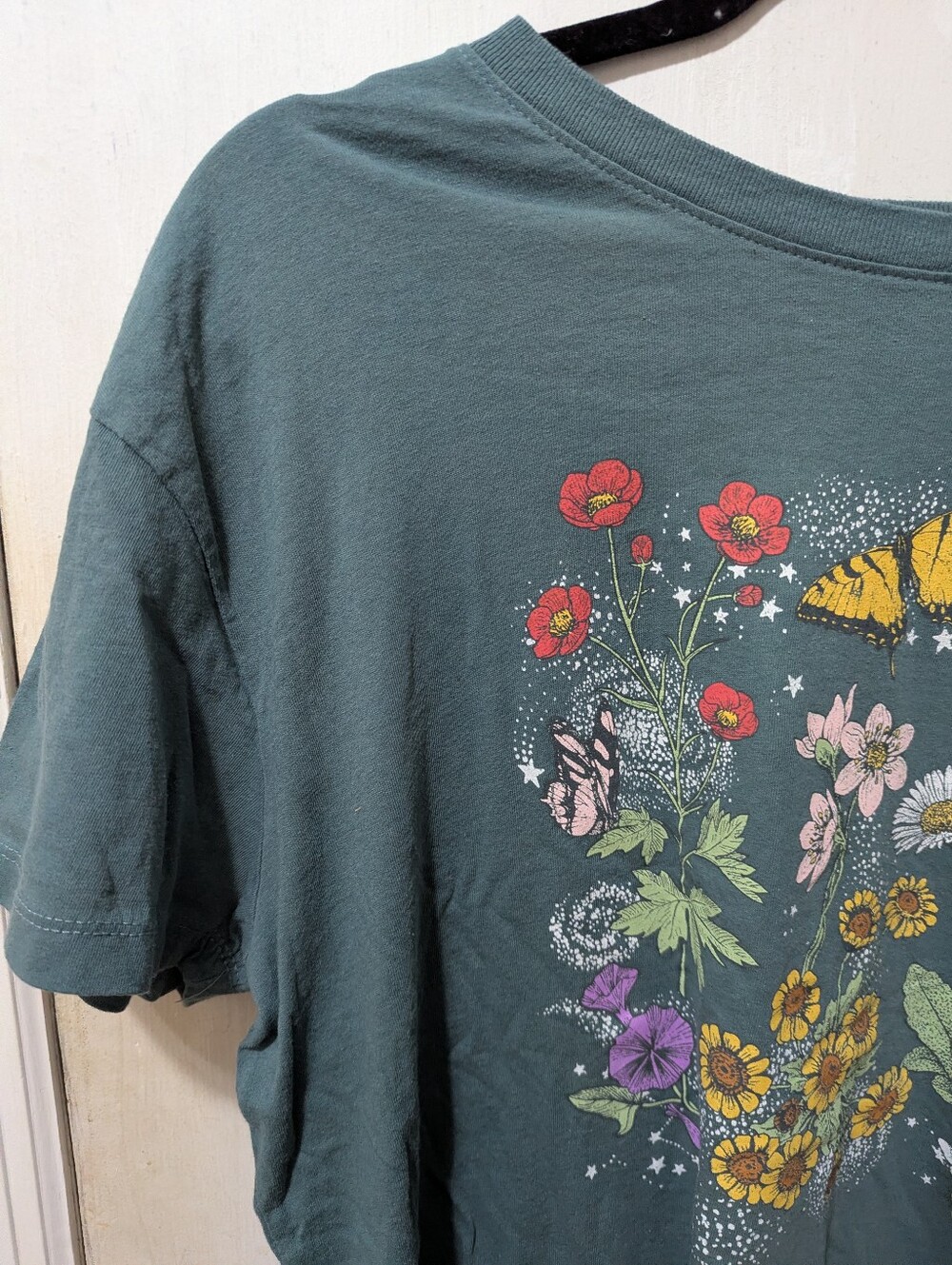 Doe 2XL Women's Green Floral & Butterfly Short Sleeve Graphic Tee - Picture 2 of 5